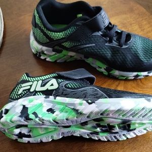 NWOT Fila Size 2 Boys Sneakers